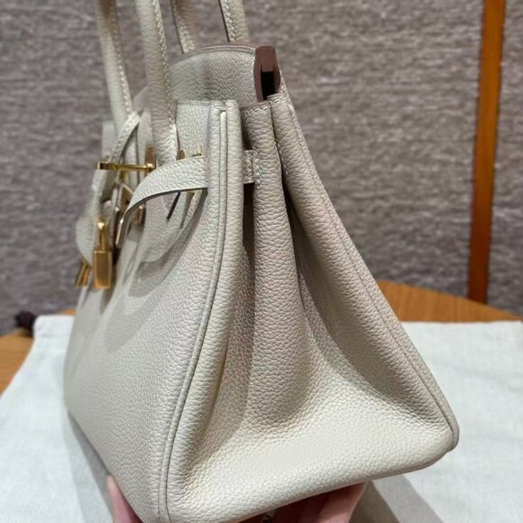 Classic Hermes Bag: A Stylish and Versatile Choice for Elegance - Picture 4 of 6